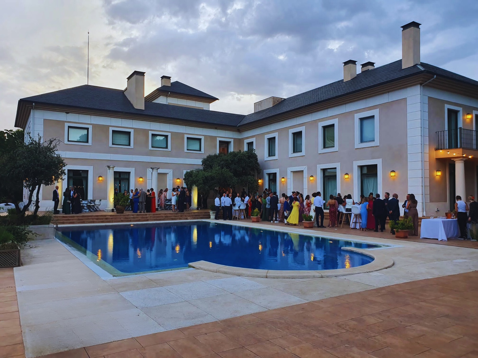 La villa Camaleónica al atardecer, con invitados junto a la piscina