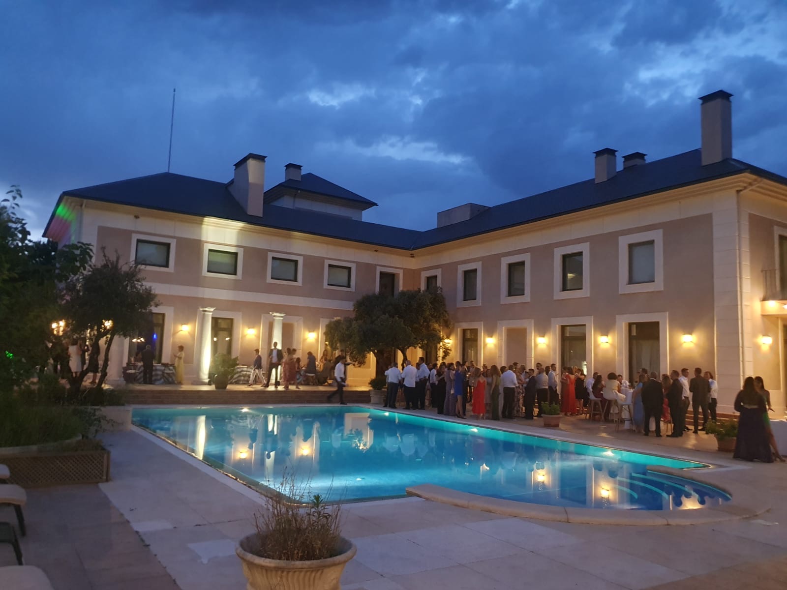 Evento junto a la piscina de noche