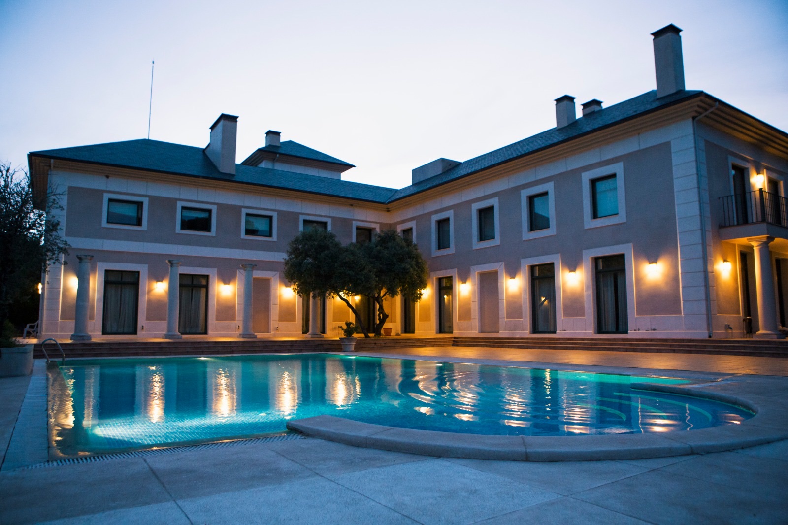 Finca Camaleónica de noche, con la piscina iluminada