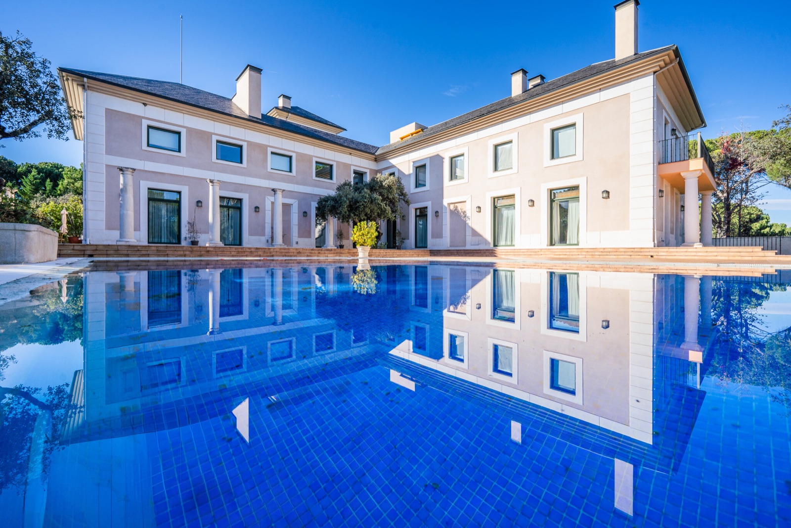 Villa Camaleónica reflejada en la piscina