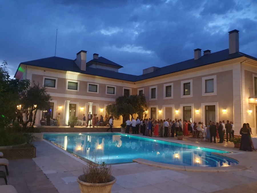 Cóctel al atardecer junto a la piscina de Camaleónica