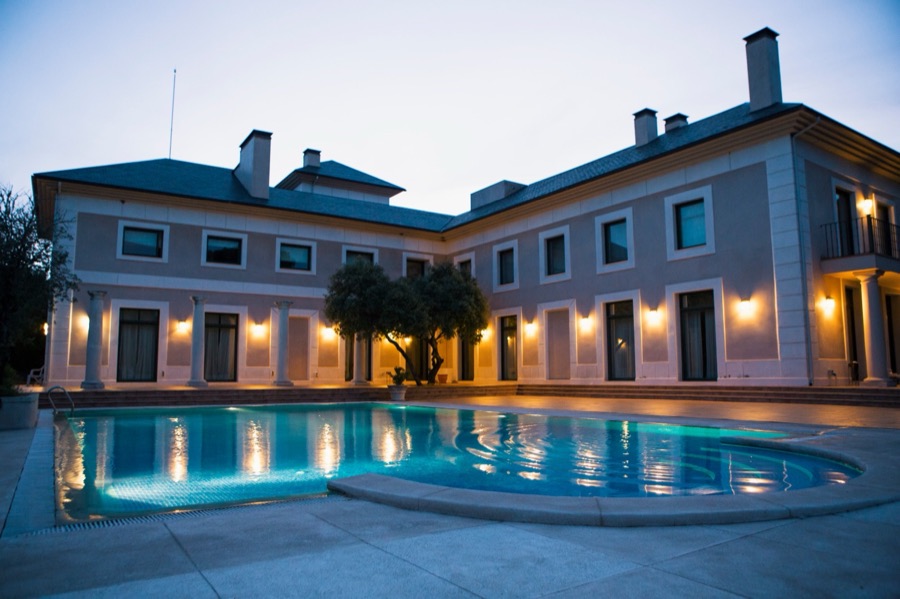 La villa de Camaleónica iluminada de noche