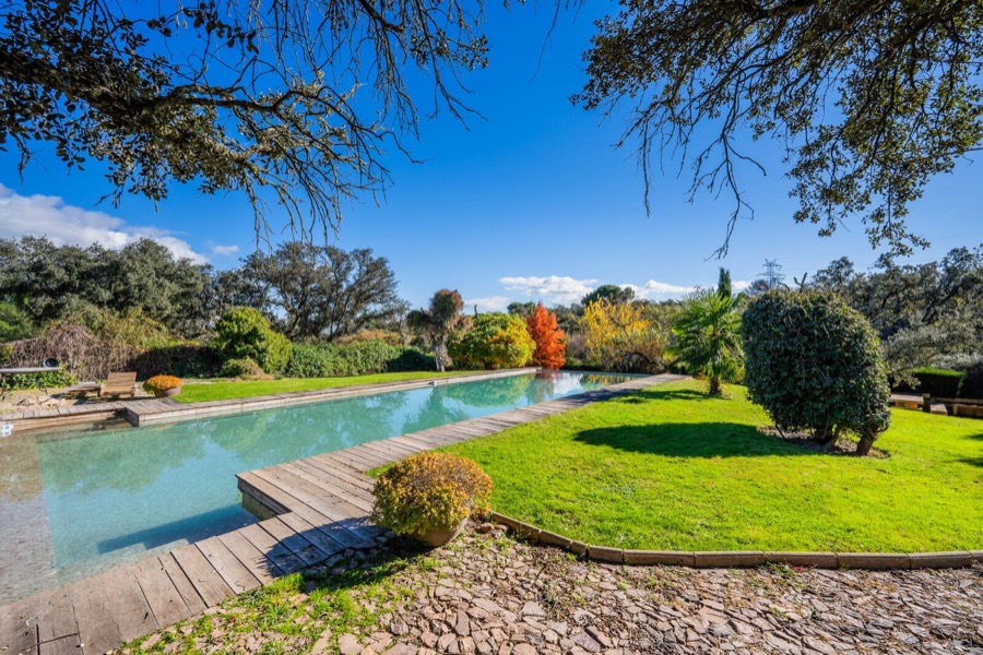 La piscina y el jardín de La Hacienda