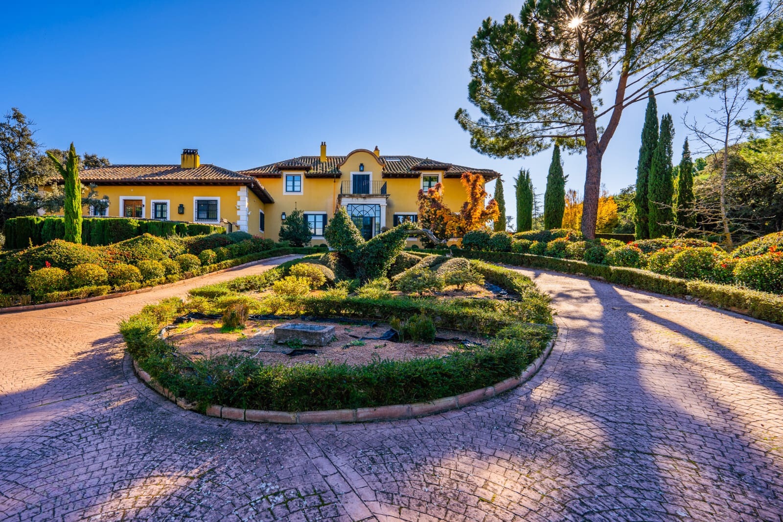 La Hacienda, con su jardín circular